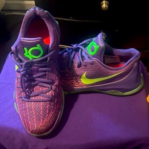 Nike KD 8 “Suit” 9.5/10 no box size (6.5y) no scratches or markings.